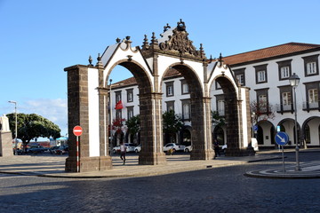 Obraz premium City doors and buildings nearby, Ponta Delgada, Azores