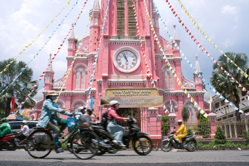 Pink Catholic Church and traffic in Saigon, Vietnam　ピンクの教会とバイク群（ベトナム・ホーチミン）