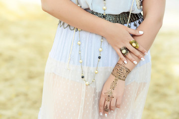 accessories hippie on hands mehendi bracelets rings on hands girls boho style lifestyle freedom fashion india bride accessories beach nature