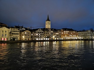 Fototapeta na wymiar Zürich bei Abenddämmerung