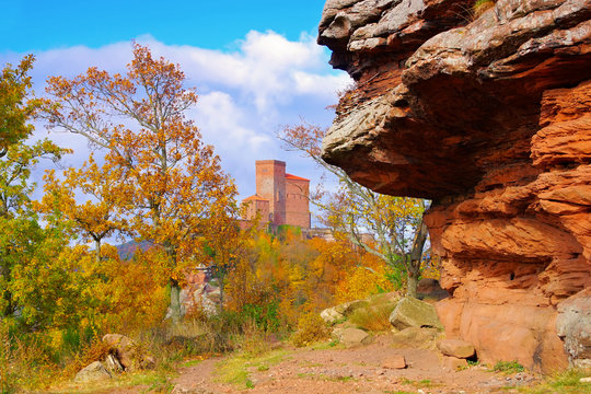 Trifels Burg im Herbst im Pf&auml;lzer Wald - castle Trifels in Palatinate Forest