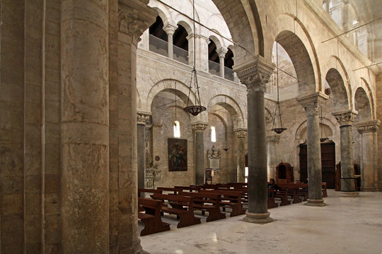 Cattedrale di Barletta; vista dell'interno dalla navata sinistra