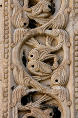 decorazione con motivi vegetali; stipite del portale romanico di una chiesa in abbandono a Barletta