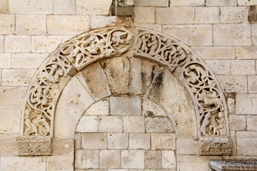 Cattedrale di Barletta; arco con rilievi di un portale ora murato - obrazy, fototapety, plakaty