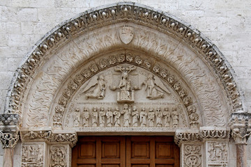 arco del portale principale della Cattedrale di Bitetto; rilievi con Madonna in trono e Cristo tra gli Apostoli