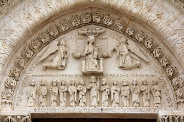 arco del portale principale della Cattedrale di Bitetto; rilievi con Madonna in trono e Cristo tra gli Apostoli