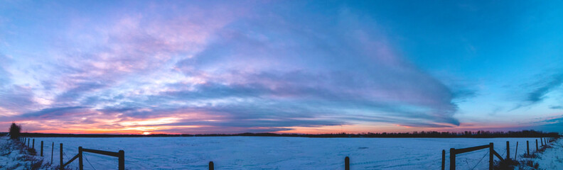 Naklejka premium Cloudy sunrise in the prairies