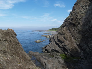 Fototapeta premium montagne bord de mers et ciel bleu, le parc du Bic, Québec, canada