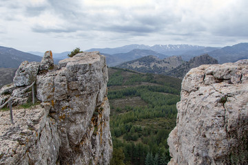 Felsvorsprung und Schlucht, Blick über weite Berglandschaft