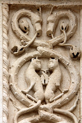 Cattedrale di Bitetto; decorazione con tralci e figure fantastiche sullo stipite del portale principale