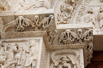Cattedrale di Bitetto; elaborati intrecci di marmo con tralci e uccelli su una cornice del portale principale