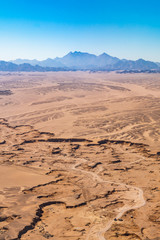 Wüstenlandschaft bei Hurghada mit blauen Himmel