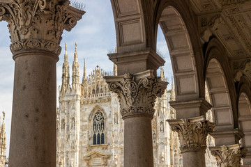 Obraz premium cathedral and buildings on Piazza del Duomo in Milan in Italy