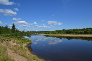 Fototapeta na wymiar река Колва в районе Чердыни на севере Пермского края