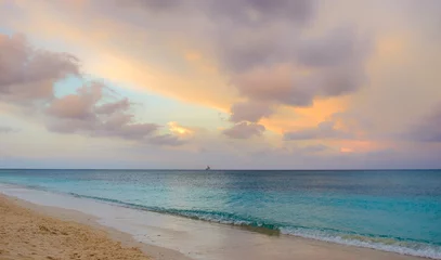 Photo sur Aluminium brossé Plage de Seven Mile, Grand Cayman Seven Mile Beach dans les Caraïbes au coucher du soleil, Grand Cayman, Cayman Islands