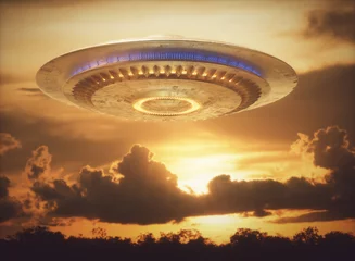 Foto op Plexiglas Niet-geïdentificeerd vliegend object, UFO met de zonsondergang op de achtergrond. Uitknippad inbegrepen. © ktsdesign