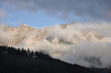 bergrücken im nebel und von wolken bedeckt, mountain ridge in fog and covered with clouds