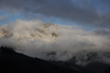 bergrücken im nebel und von wolken bedeckt, mountain ridge in fog and covered with clouds