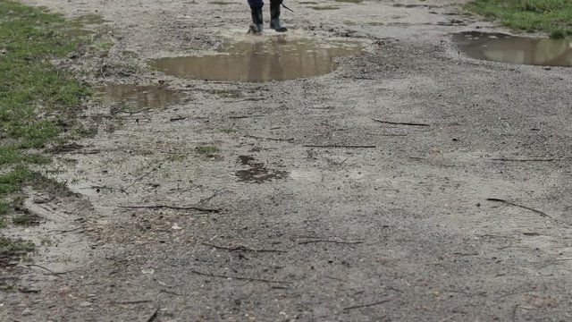 Mann l&auml;uft durch eine Wasserpf&uuml;tze