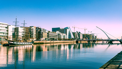 Fototapeta premium Piękny, słoneczny dzień w Dublinie. Rzeka Liffey i most Samuela Becketta.