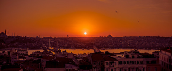Fototapeta na wymiar A lovely sunset above Istanbul. Galata Bridge, Süleymaniye Mosque and old Istanbul.