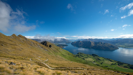 Naklejka premium Winding path with stunning lake view