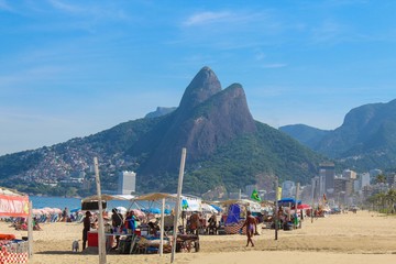 Fototapeta na wymiar tourists on beach Brazil, rio de janeiro