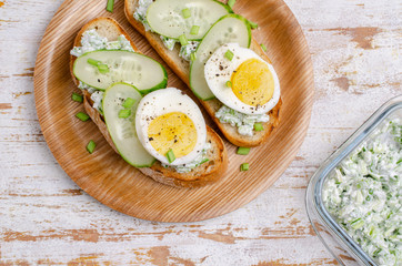 Open sandwich with vegetables