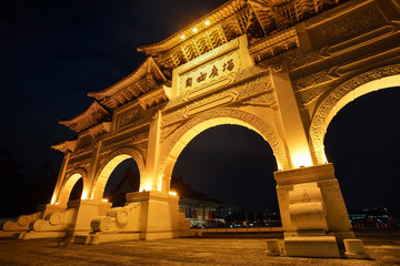 Obraz premium Night scene of Liberty Square main gate in Taipei, Taiwan.