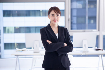腕組みをした女性のポートレート