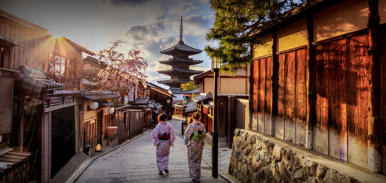 Fototapeta Yasaka Pagoda where is the landmark of  Kyoto, Japan.