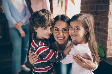 Close up photo of gathered relatives in decorated home house aun