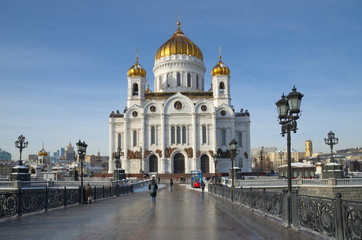 Fototapeta na wymiar Moscow, Russia - January 25, 2018: Cathedral of Christ the Saviour and Patriarchal bridge on a Sunny winter day