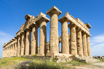 Obraz premium Temple of Hera (Temple E) is a beautiful example of Doric style architecture, part of Selinunte Archaeological park, Castelvetrano, Sicily, Italy