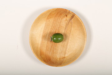 тарелка из дерева с фруктом стоит на белом фоне  © Anna81