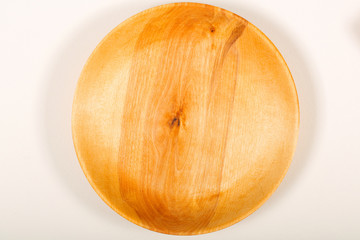 тарелка из дерева с фруктом стоит на белом фоне  © Anna81