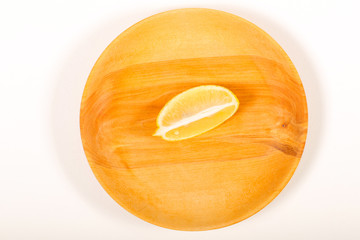 тарелка из дерева с фруктом стоит на белом фоне  © Anna81