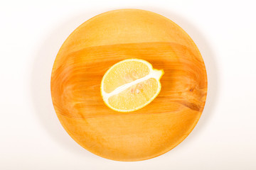 тарелка из дерева с фруктом стоит на белом фоне  © Anna81