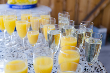 getränkebar mit gläsern voll mit sekt und orangensaft