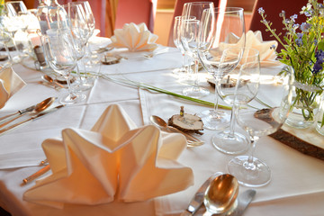 Festlich gedeckter Tisch bei einer Hochzeit