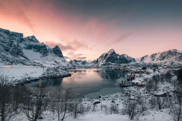 Crédence de cuisine en verre imprimé Reinefjorden Fishing village in snow mountain with sunset sky at coastline