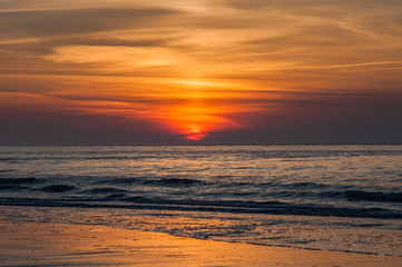 Fototapeta na wymiar Sonneuntergang am Strand von Norderney // sunset at Norderney Beach in Germany