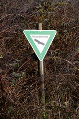 Zeichen für ein Naturdenkmal in einem Schutzgebiet