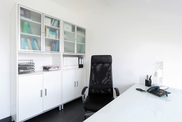 Modernes Büro mit Schrank