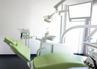 Zahnarztstuhl mit leerem Monitor