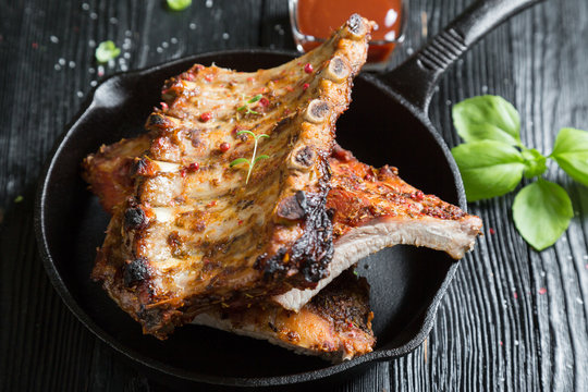 Grilled pork ribs with barbecue sauce