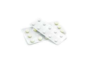 pastillas blancas diferentes tamaños en fondo blanco