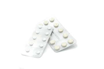 pastillas blancas sobre fondo blanco