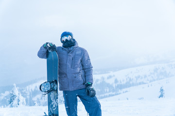 Fototapeta na wymiar a man stands with snowboarding. stand mount. man snowboard