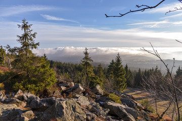 Nebel in der Bergen mit Sonnenschein im Herbst